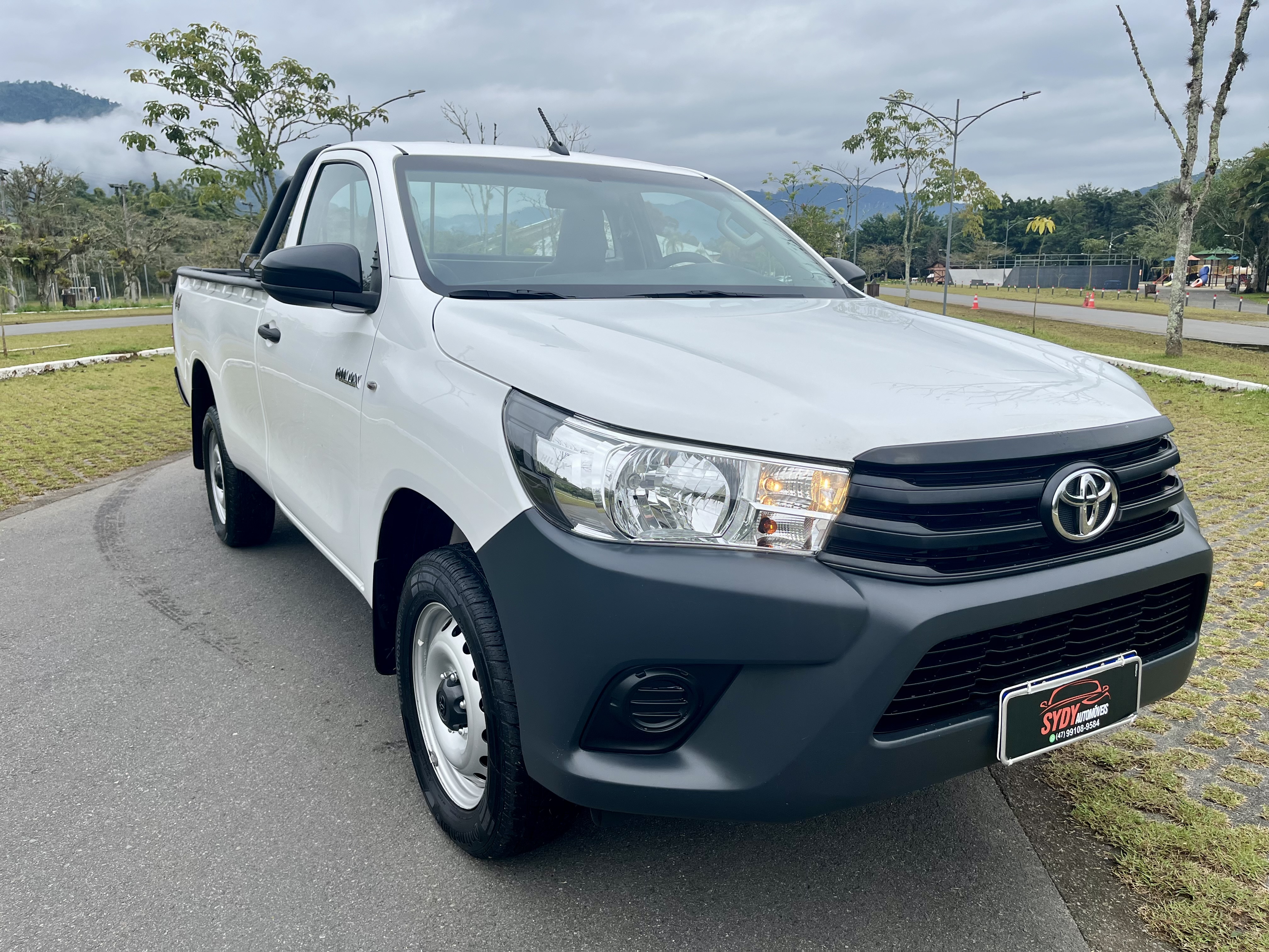 Toyota Hilux Cabine Simples — foto 1 de 10